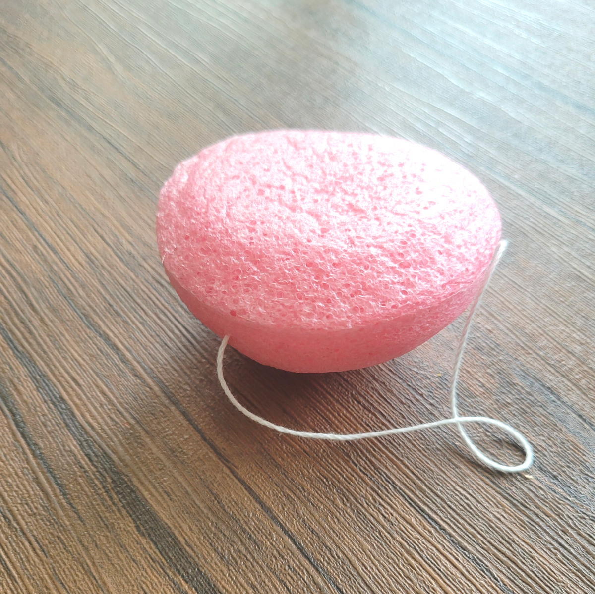Pink konjac sponge best used when applying facial moisturizer by Umber. Promotes smoothe skin and reduced dark spots/hyperpigmentation